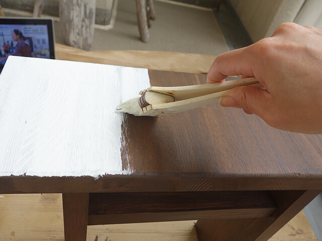 白いペンキを重ね塗り