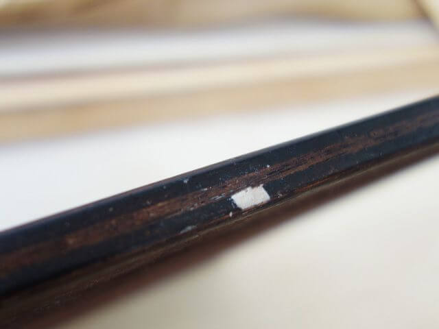 木材をパテで埋める