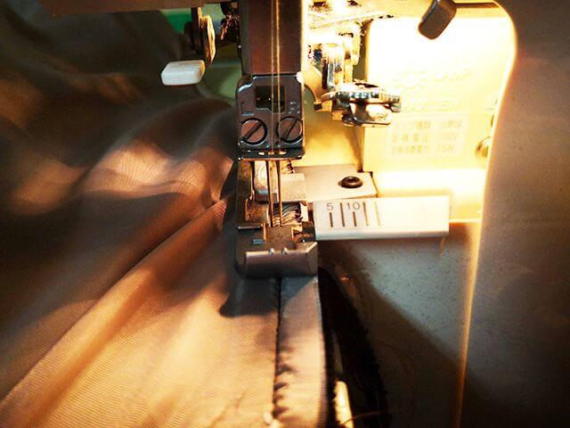 四本針のロックミシンで縫う
