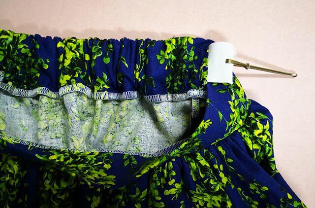 後ろベルトを通ってゴムが出てくる