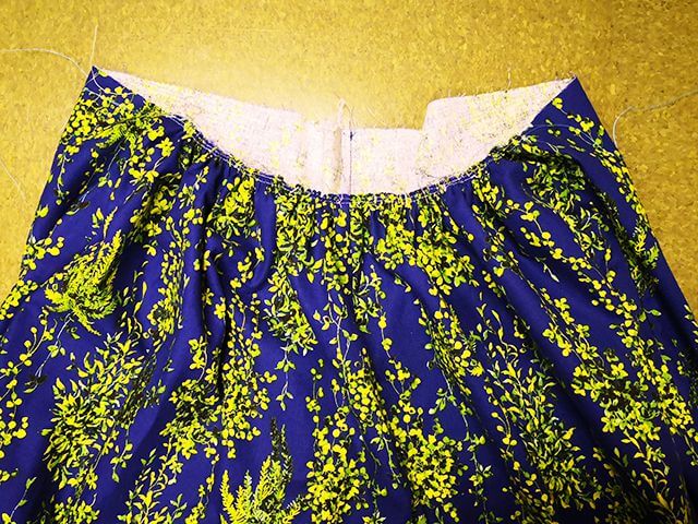 ウエストを絞ってギャザーを寄せる