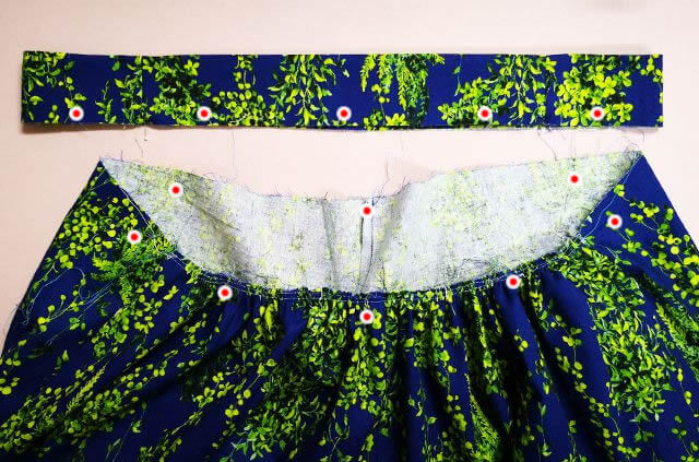 ベルトと身頃の印を合わせる