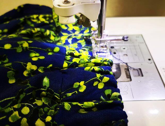 ゴムベルトに縫い目をいれる