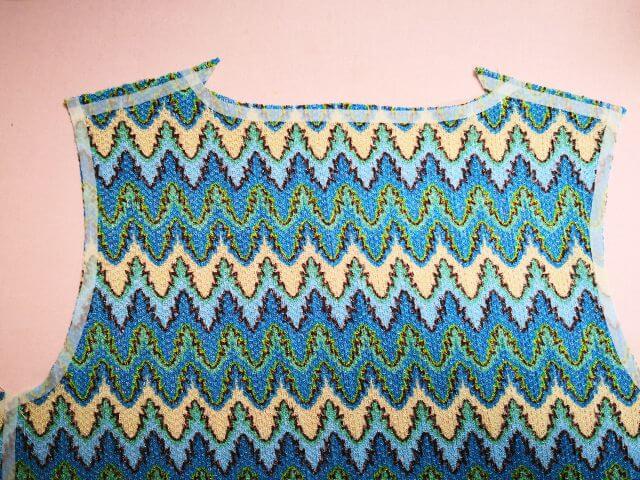 後ろ身頃にバイアステープを貼る