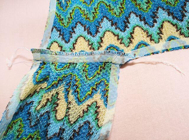 肩の縫い代を後ろに倒す