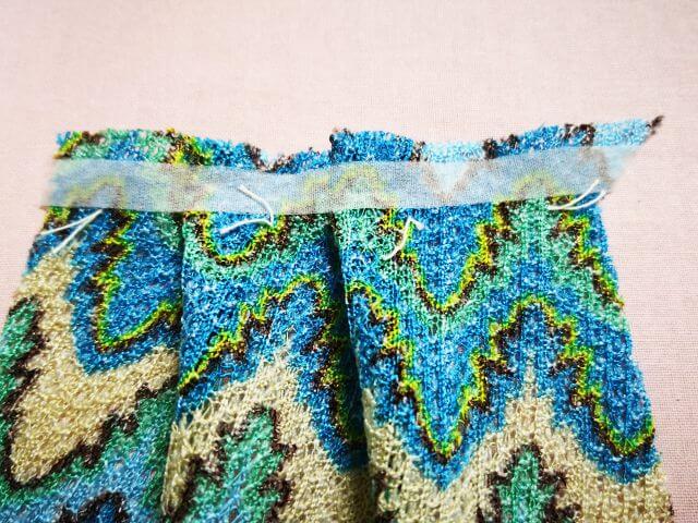 肩にバイアステープ