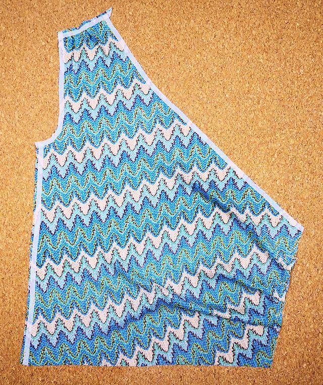 前身頃にバイアステープを貼る