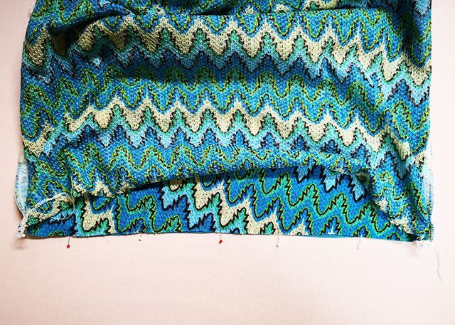 裾にロックミシンをかける