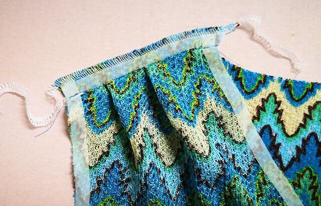 肩にロックミシンをかける