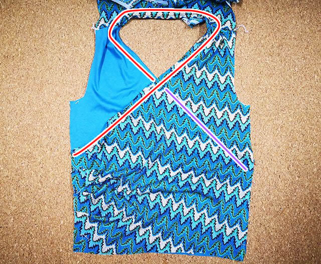 襟ぐりを三つ折りする