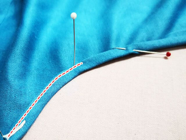 三つ折りにして端ミシンをかける