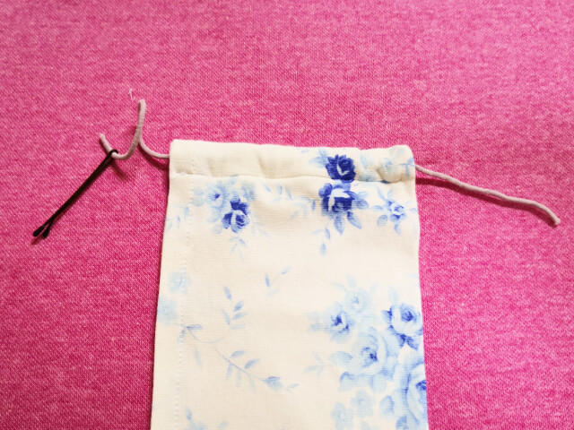 ピンが反対側から出る