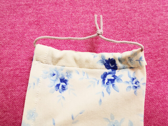 マスクのゴムを結ぶ