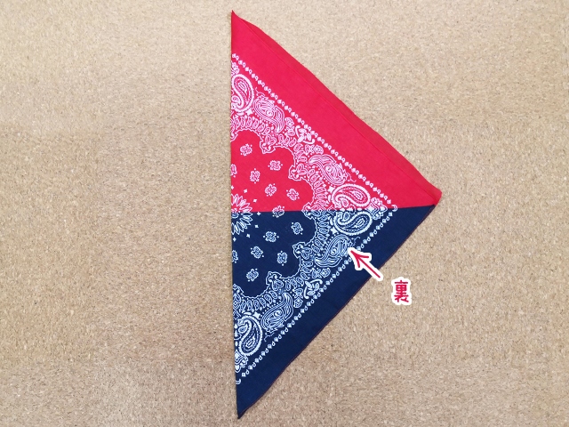 三角に折ったバンダナ