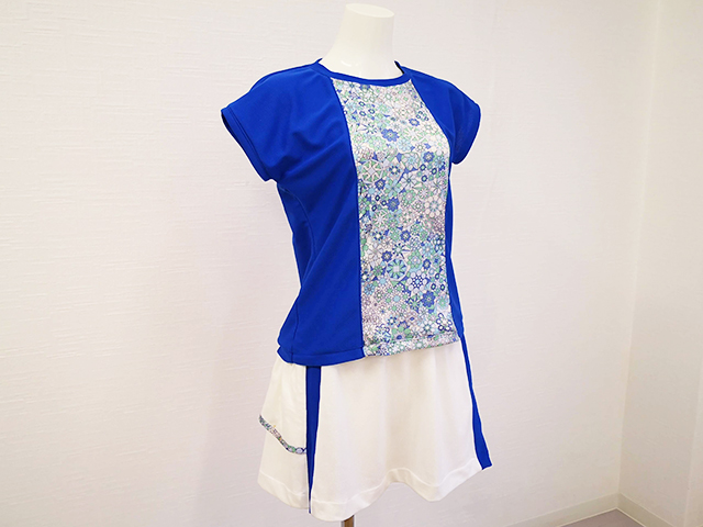 青と白のテニスウェア