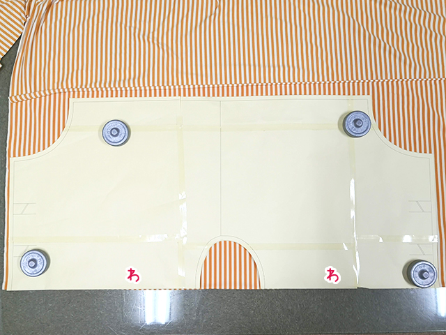 着物スリーブニットの裁断