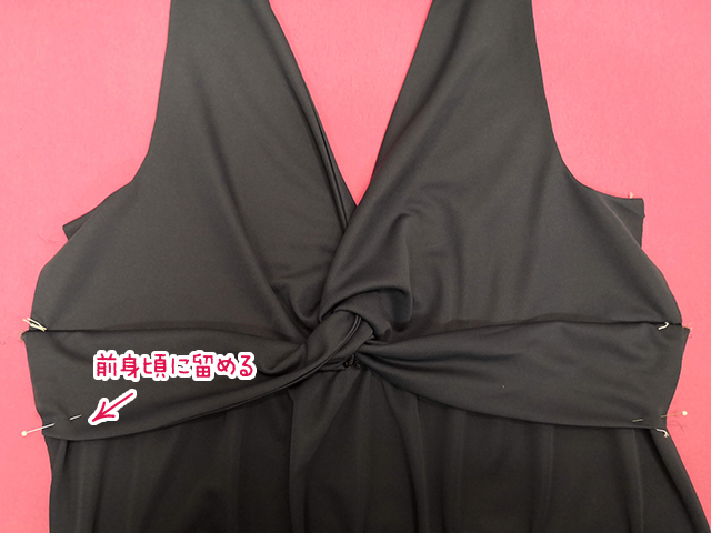 リボンを胸に留める