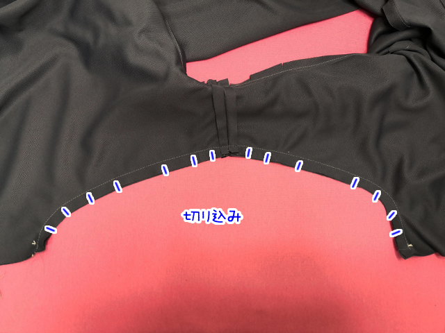 袖ぐりに切り込み
