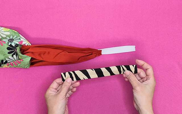 ゴムに小さいパーツをかぶせる