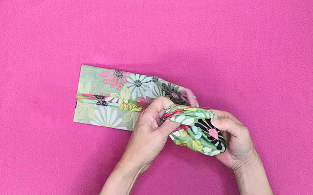 生地を表に返す