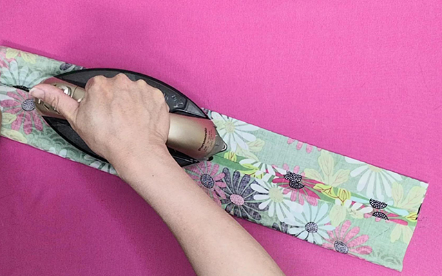 アイロンで縫い代を開く