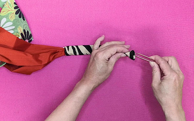 ピンセットでゴムを引き出す